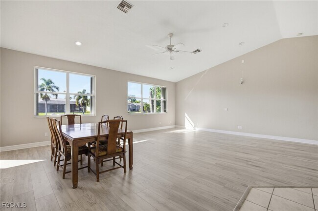 Building Photo - 1012 SE 5th Terrace