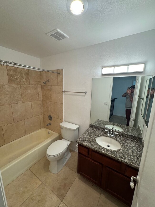 Building Photo - Spacious 2 Bedroom, 1.5 Bath Two-Story Tow...