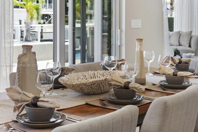 Building Photo - 1319 Seminole Dr