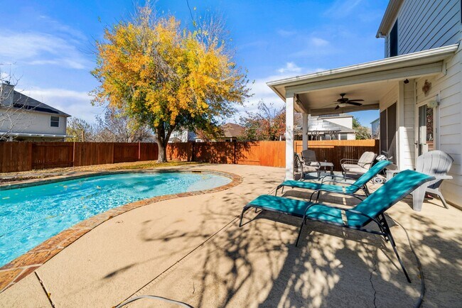 Building Photo - Amazing Pool. stunning 5bed, 3bath, 3Car G...