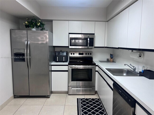 Building Photo - 3600 Mystic Pointe Dr