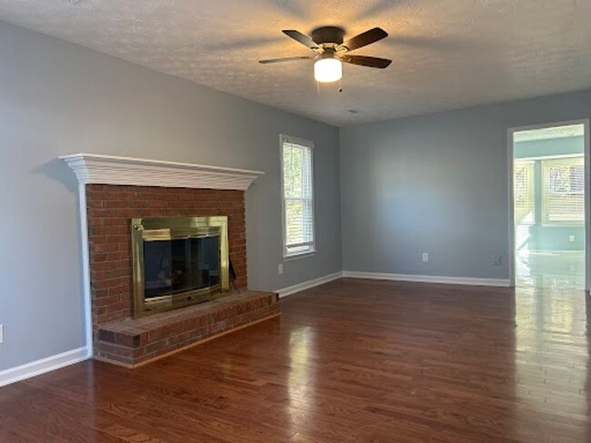 Building Photo - 4 bed and 2.5 bath single-family home in P...