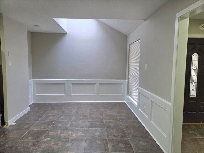 Building Photo - 9115 Woodleigh Dr