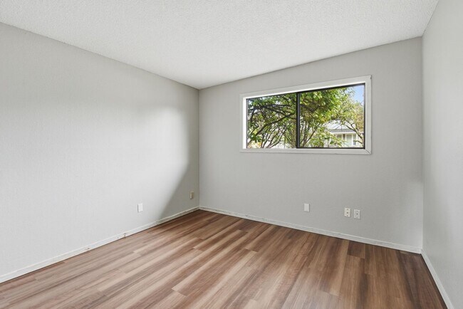 Building Photo - 3Bd/1.75Ba Bellevue House