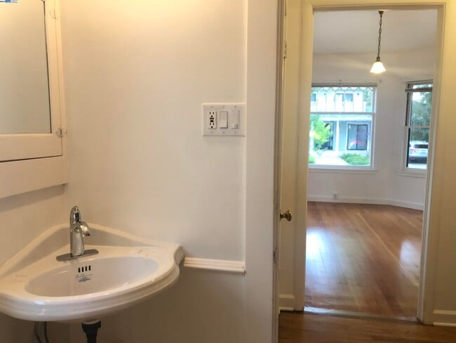 Building Photo - 466 Ruthven Ave