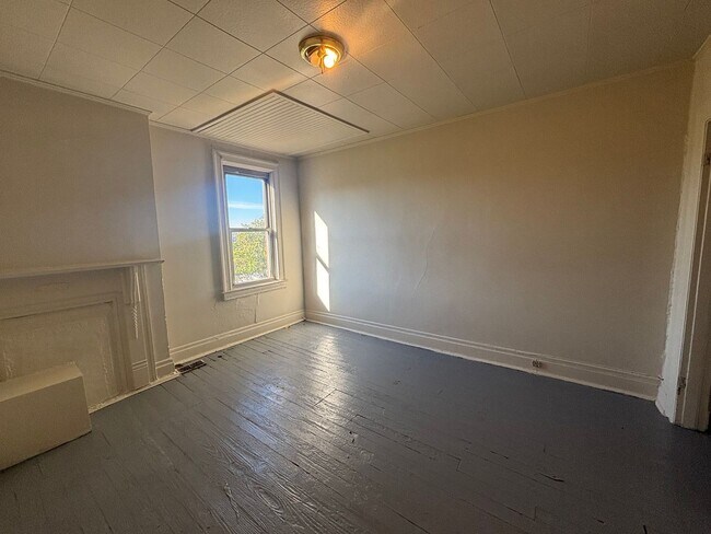 Building Photo - Updated flooring, finished basement, and g...