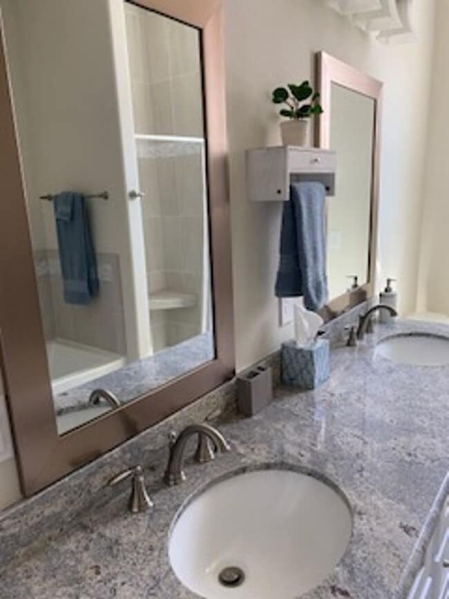 Building Photo - Furnished luxury riverfront condo for rent