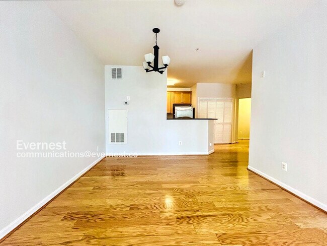 Building Photo - 1-Bed, 1-Bath Modern Condo with Balcony and Off-Street Parking