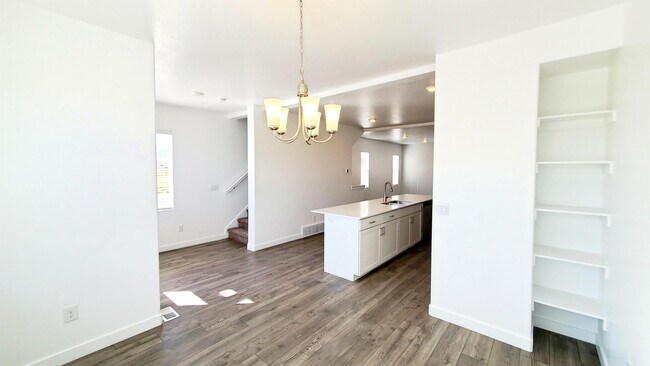 Building Photo - 1043 E Batten Ct