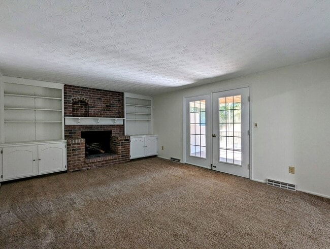 Building Photo - Center Hall Colonial for rent in Hudson!