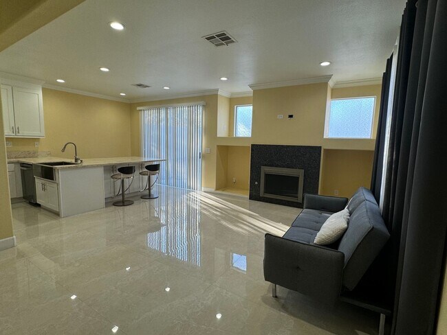 Building Photo - Summerlin North Community / Updated home 3...