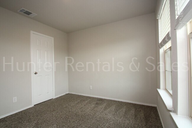 Building Photo - Modern Style Three Bedroom Home