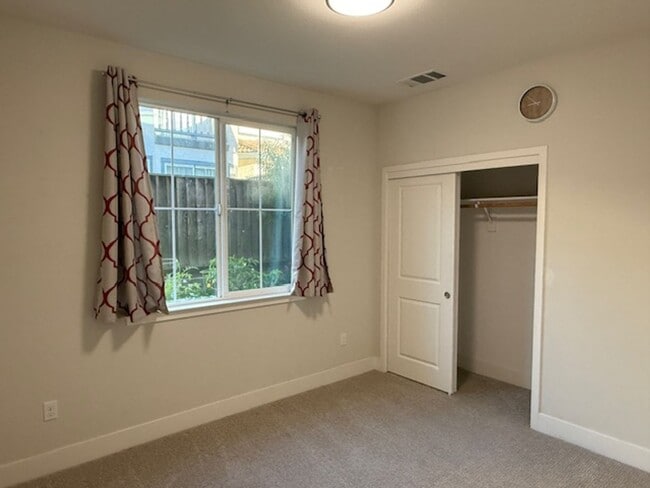 Building Photo - Beautiful and Modern 4 Bedroom 3 Bath Alma...