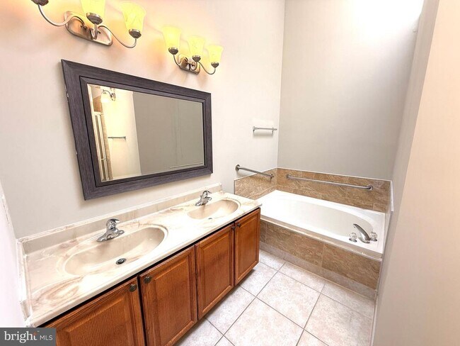 Building Photo - 6166 Wellington Commons Dr