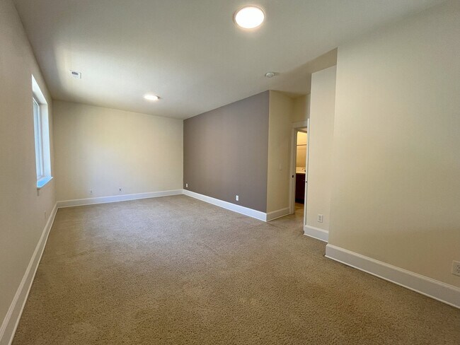 Building Photo - Bright & Airy Home with Granite Kitchen, V...