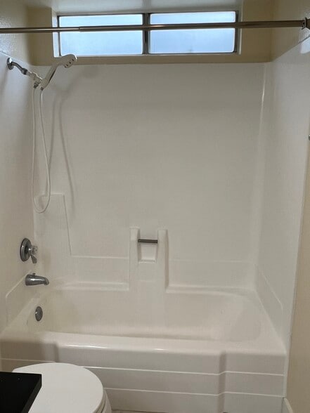 Large shower with bathtub - 4166 Garden Ave
