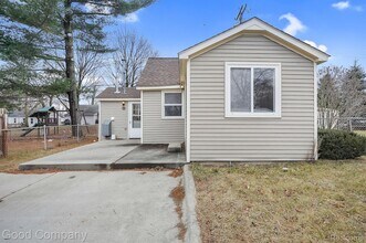 Building Photo - 47181 Pinecrest Dr