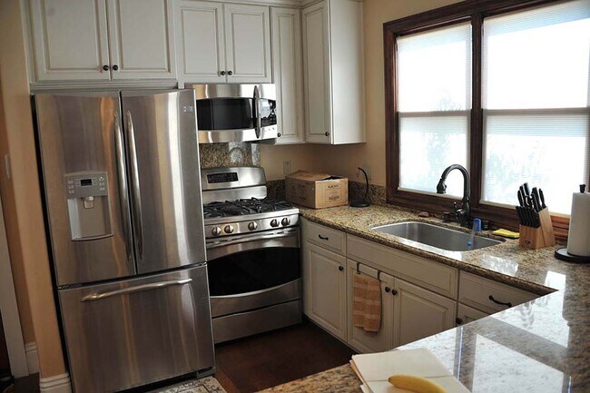 Building Photo - 225 W Angela St