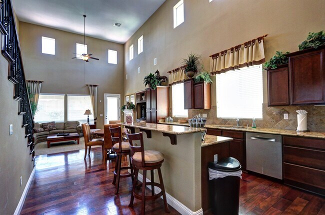 Building Photo - 1318 Surrey Downs Ln