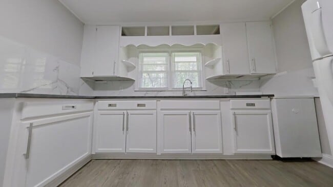 Building Photo - 414 E Peachtree Dr