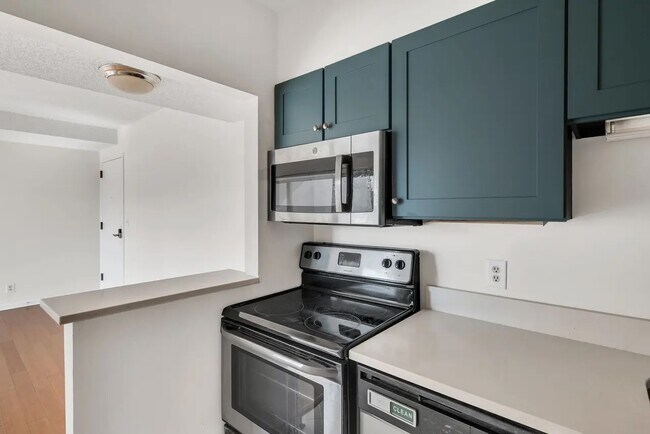 Building Photo - 900 19th Ave S