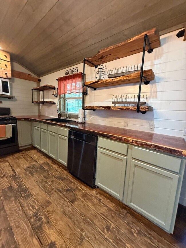 Building Photo - Beautiful 2 bedroom, 2.5 bath POOL home!!!!