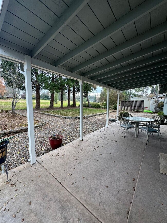 Building Photo - Single story golf course home across the street from the lake! Enjoy Lake of the Pines living!