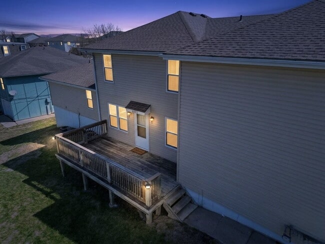 Building Photo - 2 Bedroom/1 Bath Unit w/ An Attached Garage *READY NOW*