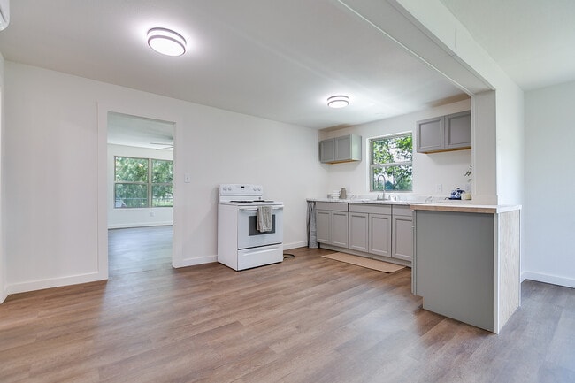 Building Photo - 512 E 18th St