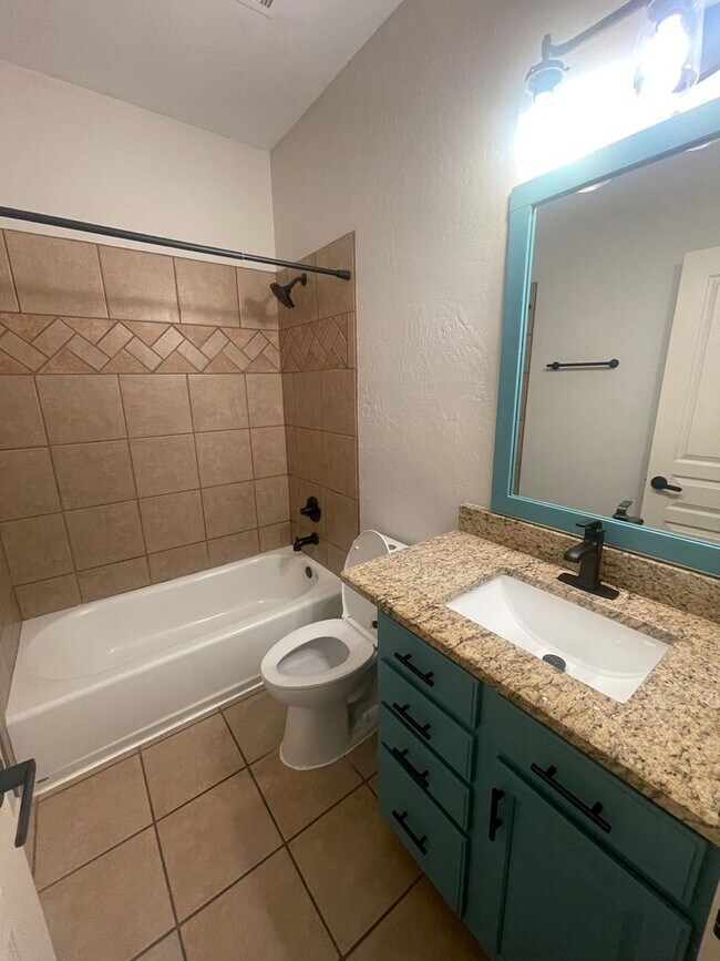 Building Photo - Gorgeous 4 bedroom/3 bathroom home located...