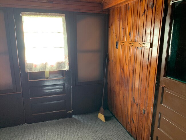 Laundry Room w/washer dryer - 212 S Kansas Ave