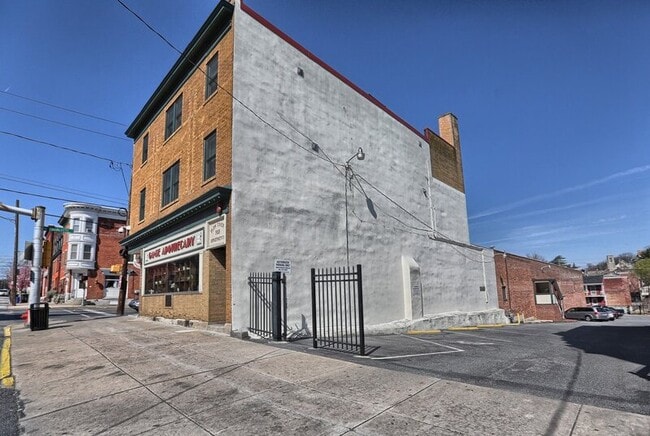 Building Photo - 353 W King St