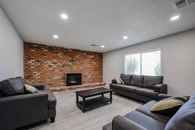 Building Photo - 11207 S Iroquois Dr
