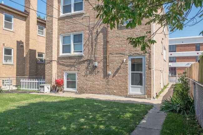 Building Photo - 5520 S Pulaski Rd