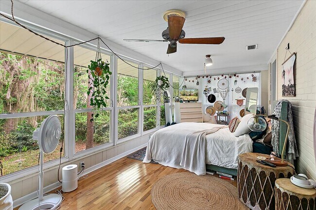 Building Photo - Live in highly desired San Marco