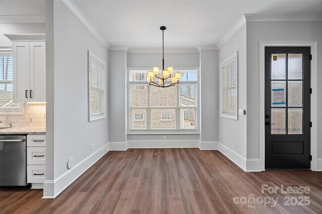 Building Photo - 805 Naples Dr