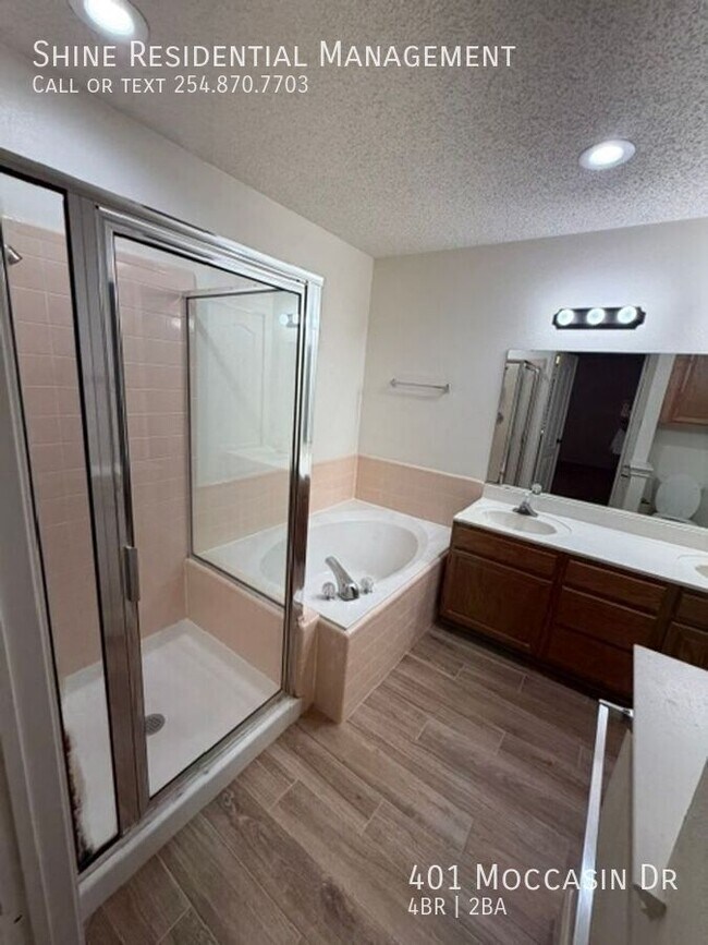 Building Photo - 401 Moccasin Dr