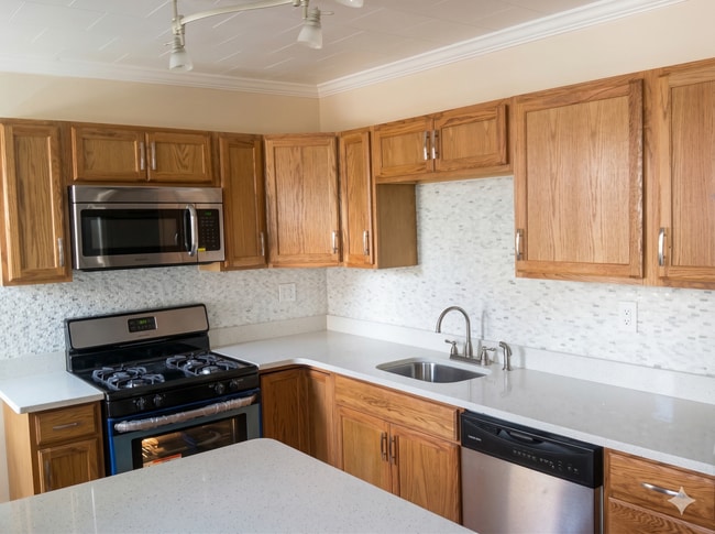 Building Photo - Luxury Home - South Side Flats