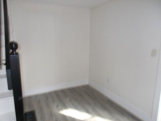 Building Photo - Spacious 1-Bedroom, 1-Bath Unit – 1,000 Sq...