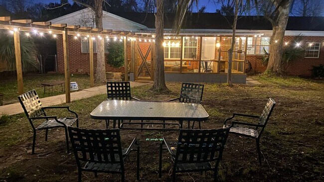 Building Photo - Furnished 3 Bed 2 Bath Home Near NAS Pensacola