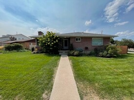 Building Photo - 946 E Gregson Ave