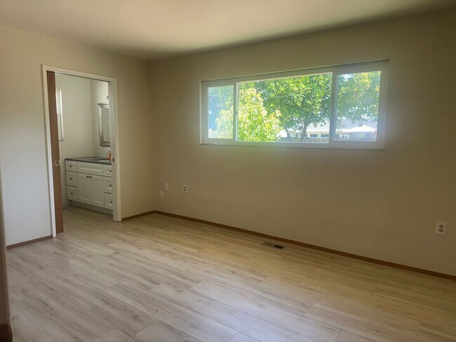 Building Photo - OPEN HOUSE 6/14/26 11:00-1:00