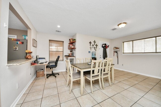 Building Photo - 2806 Oak Dr