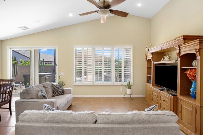 Building Photo - Charming Home with heated Pool & Spa! Amaz...