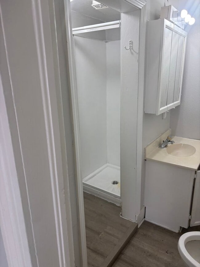 Building Photo - 605 E 14th St