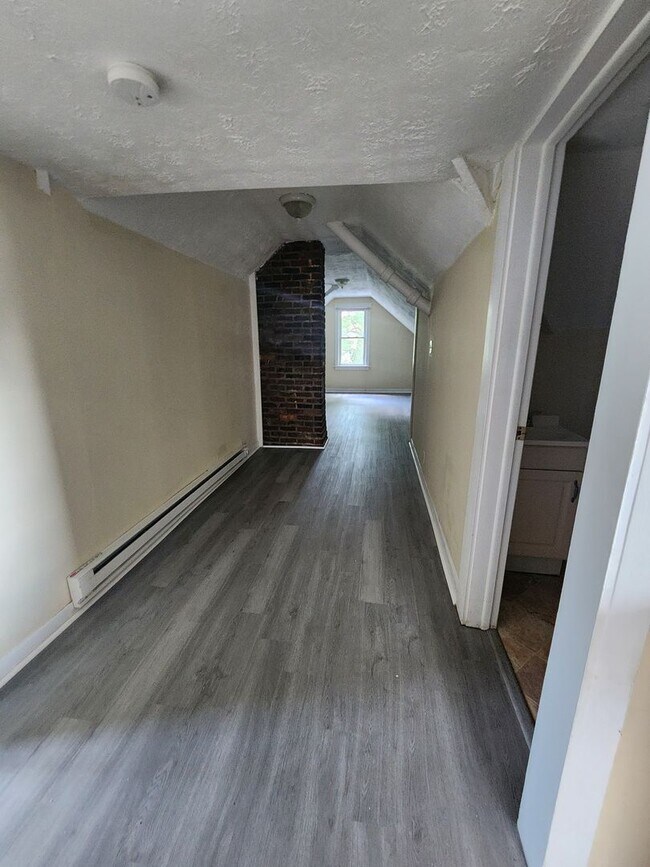 Building Photo - One Bedroom Clean Apt For Rent