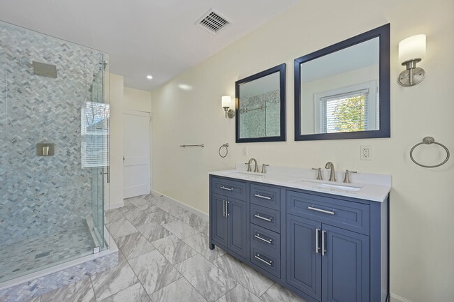 Building Photo - 158 Henry St