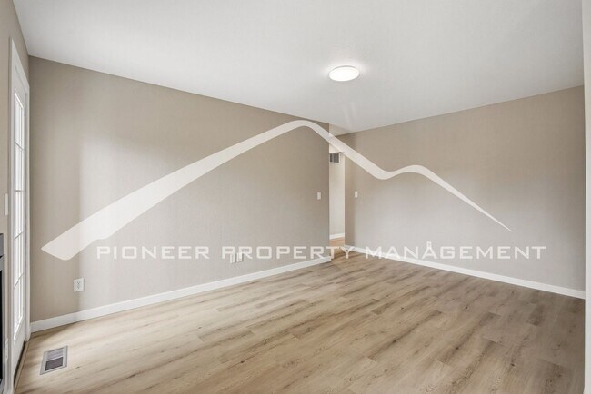 Building Photo - Spacious Condo with Washer/Dryer and Central AC