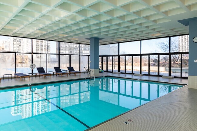 Building Photo - 5320 N Sheridan Rd