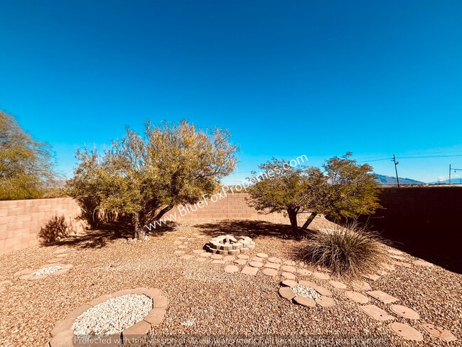 Building Photo - 9744 N Stone Rock Dr